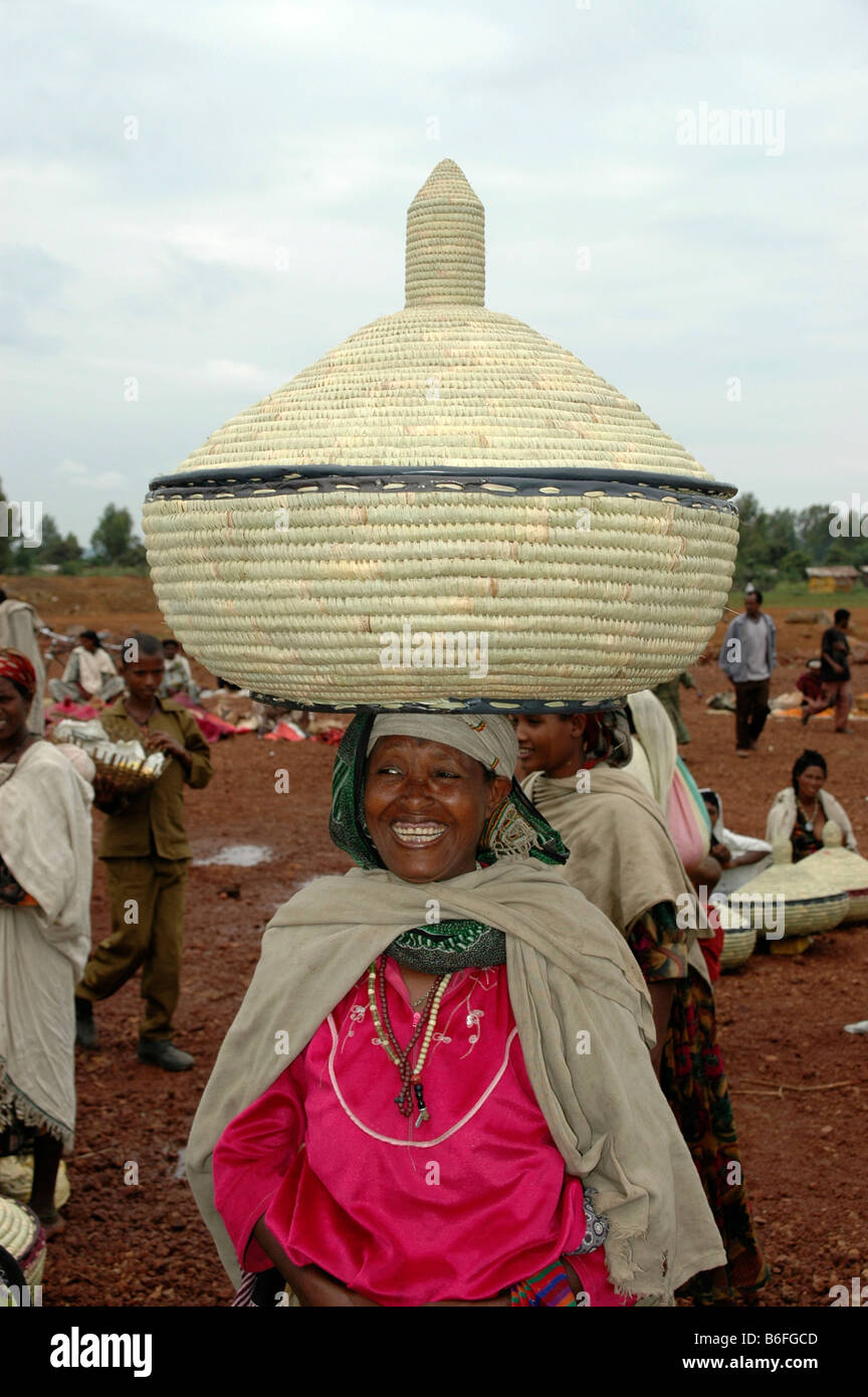 La donna che porta un grande contenitore di paglia sulla sua testa, Bahir Dar, Etiopia, Africa Foto Stock