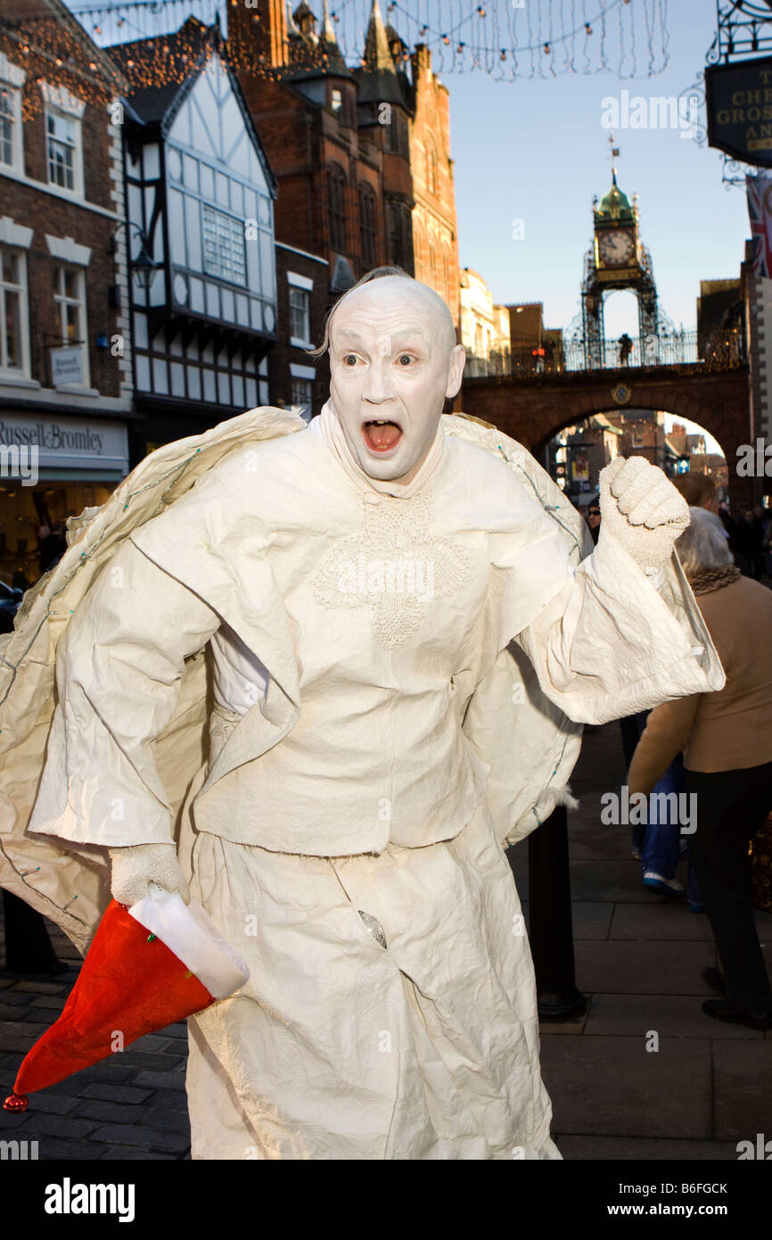 Regno Unito Cheshire Chester city centre a Natale Steve Parry statua umana fantasma del passato Natale Foto Stock