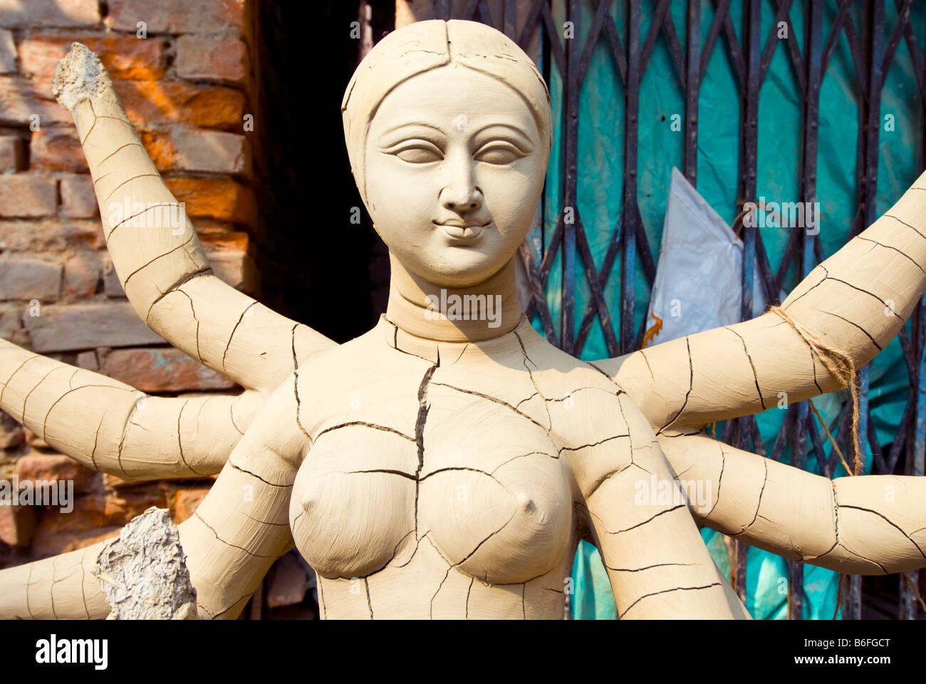 La figura della dea Durga essiccamento in i vasai mercato Kumortuli, Kolkata Foto Stock