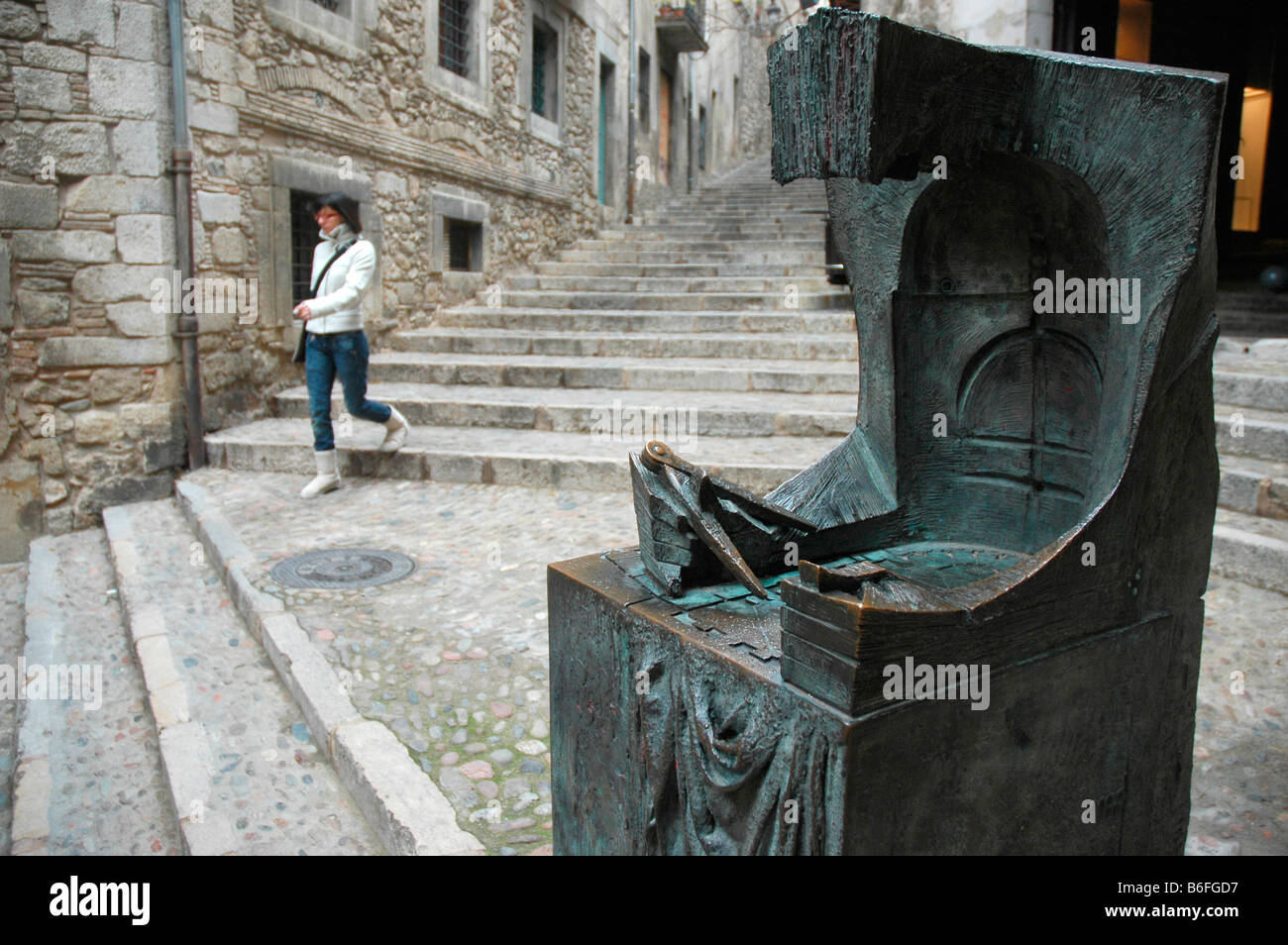 Statua di scultore catalano Josep Maria Subirachs in Street Pujada de la Catedral Quartiere Ebraico GIRONA Catalogna Spagna Foto Stock