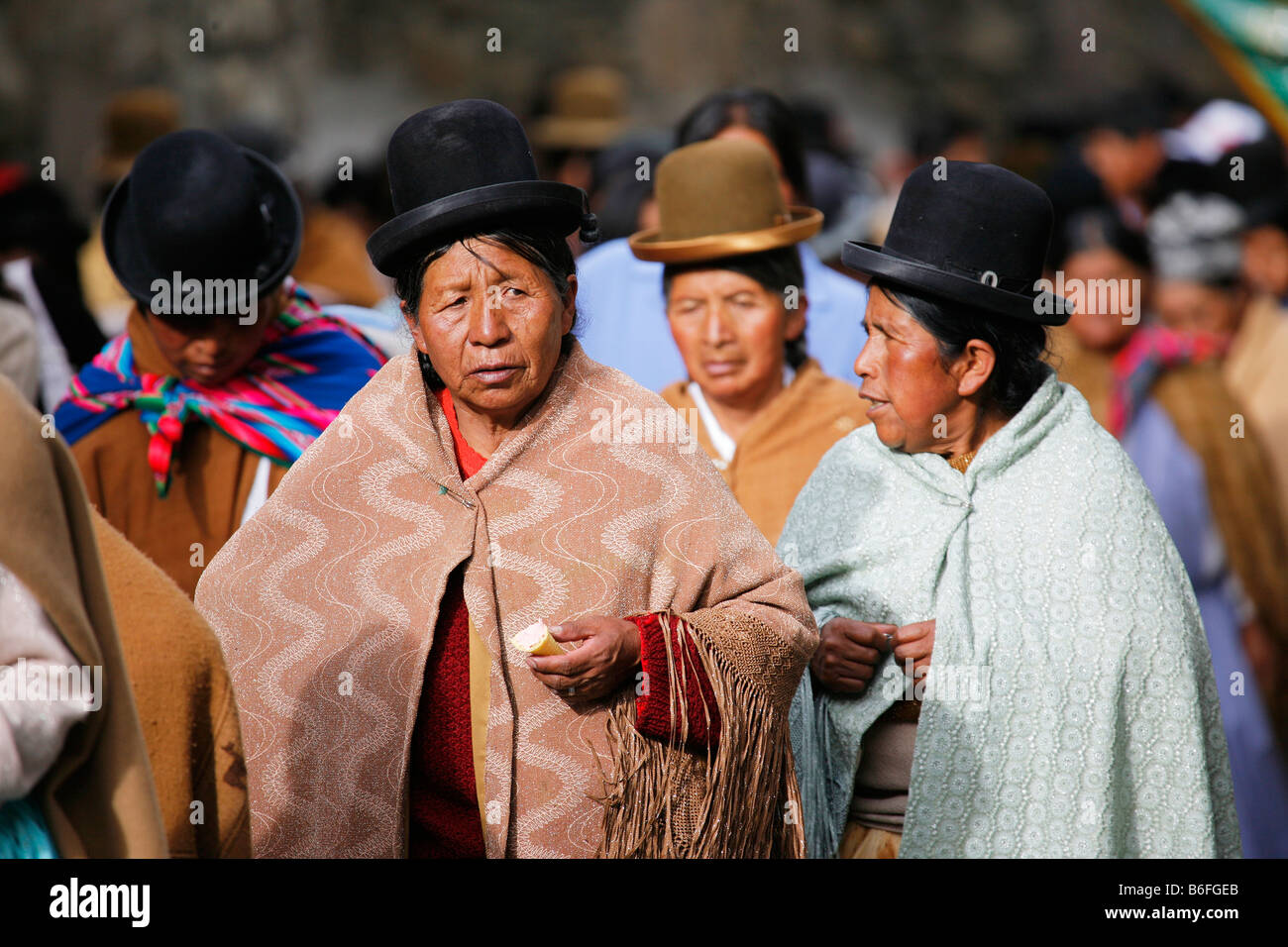 Le donne in abito tradizionale a La Paz in Bolivia. Queste donne sono state prendendo parte a una processione. Foto Stock