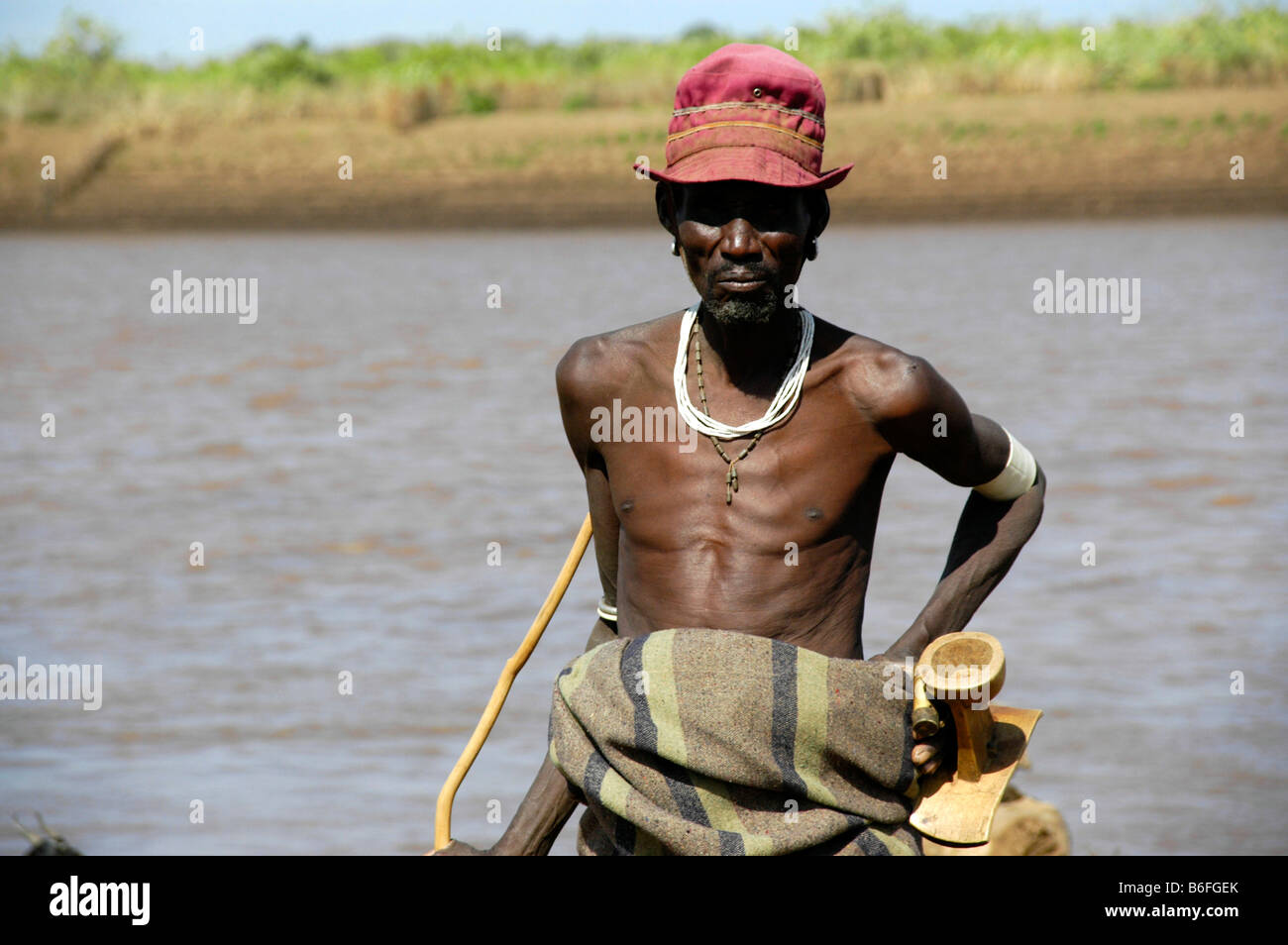 Uomo magro con hat al fiume Omo, Dashenesh persone, Etiopia, Africa Foto Stock