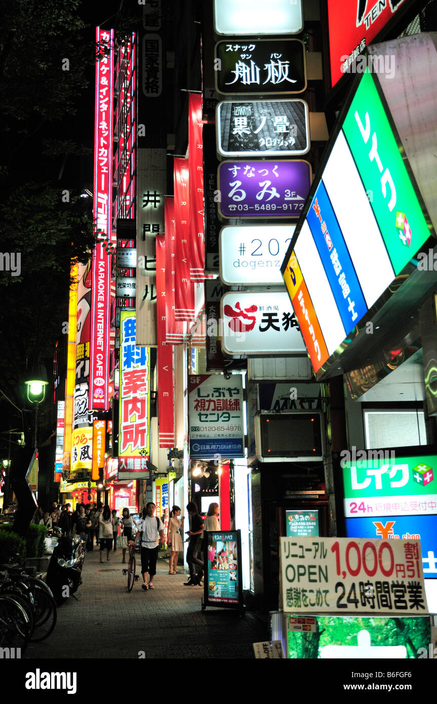 Pubblicità al neon su un giapponese street, Kyoto, Giappone Foto Stock