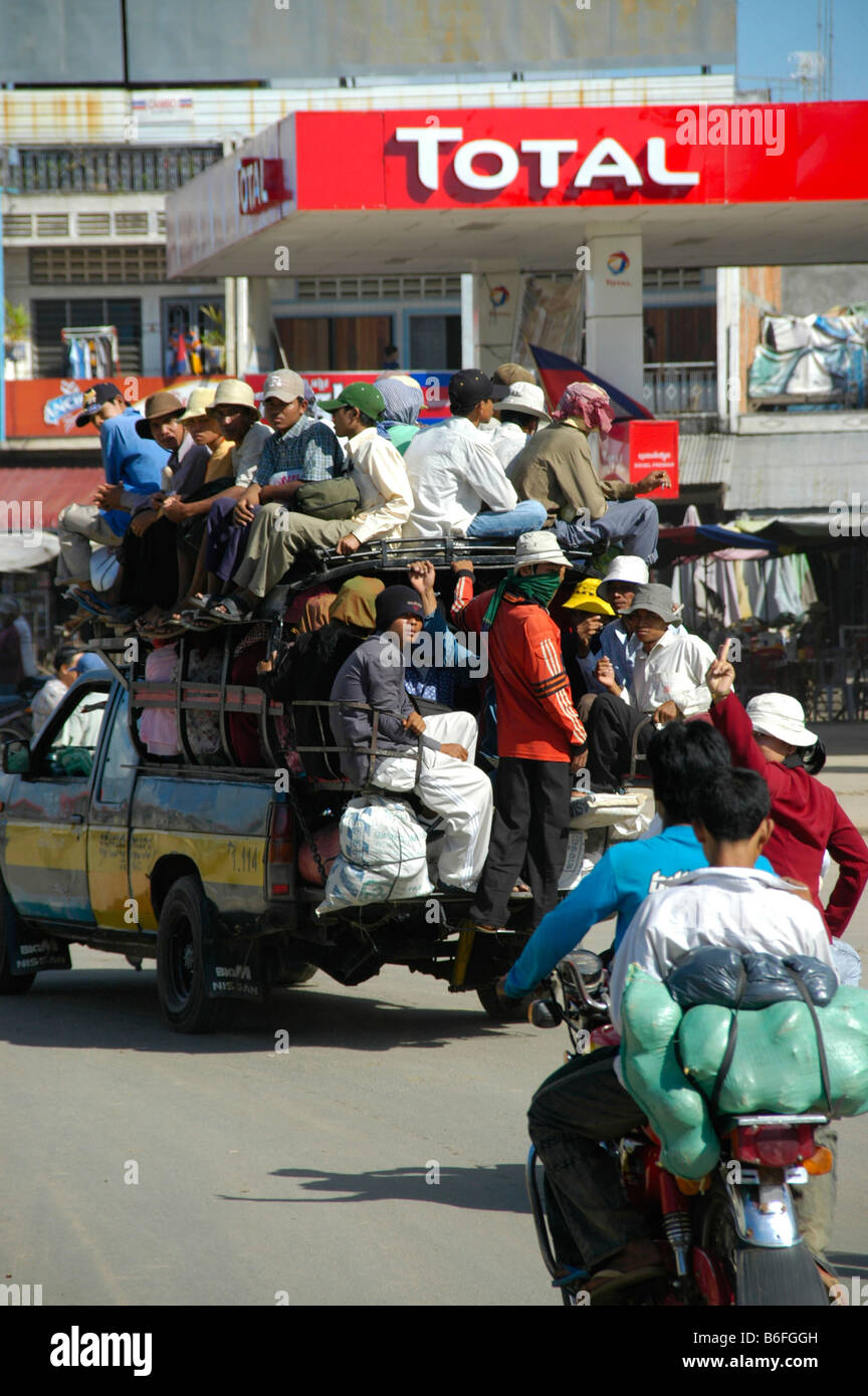 Piena zeppa di pick up truck davanti ad una stazione di gas alla stazione dei traghetti Neak Loeang, Cambogia, sud-est asiatico Foto Stock