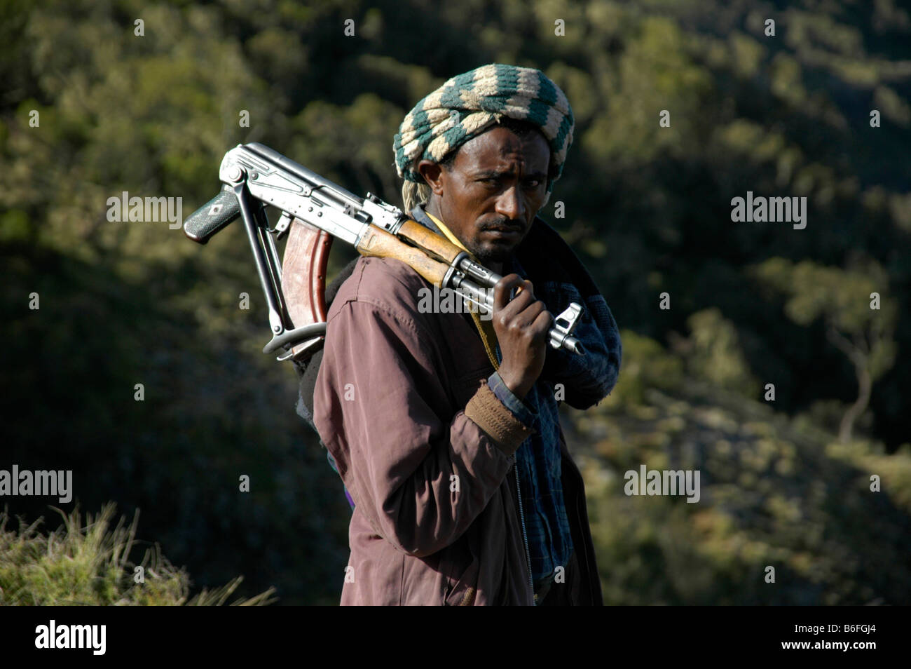 Uomo che porta in mano una pistola sulla sua spalla, Semien Mountains National Park, Etiopia, Africa Foto Stock