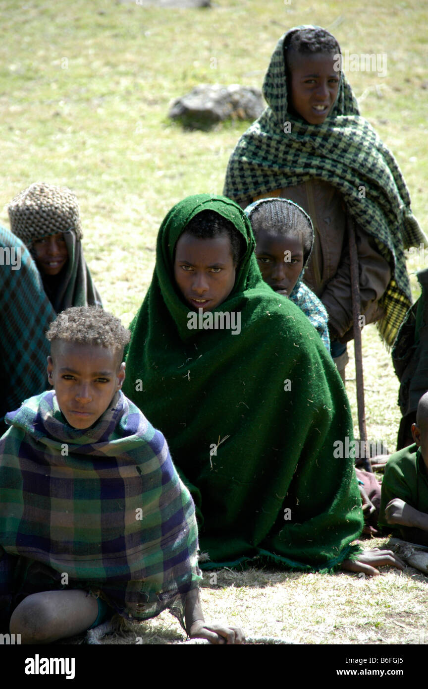 La povertà, persone che indossano scialli seduto a terra, montagne Semien, Etiopia, Africa Foto Stock