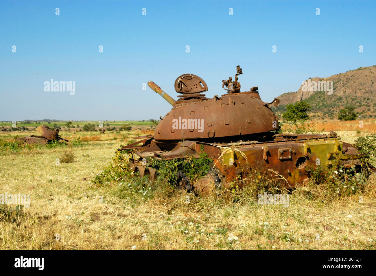 La guerra, arrugginiti vecchio serbatoio russo giacente in un campo nei pressi di Aksum, Etiopia, Africa Foto Stock
