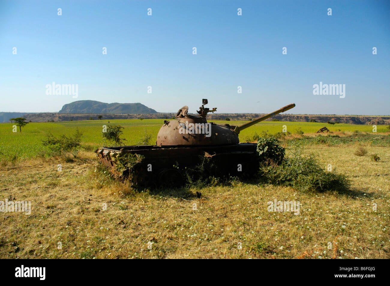 La guerra, arrugginiti vecchio serbatoio russo giacente in un campo nei pressi di Aksum, Etiopia, Africa Foto Stock