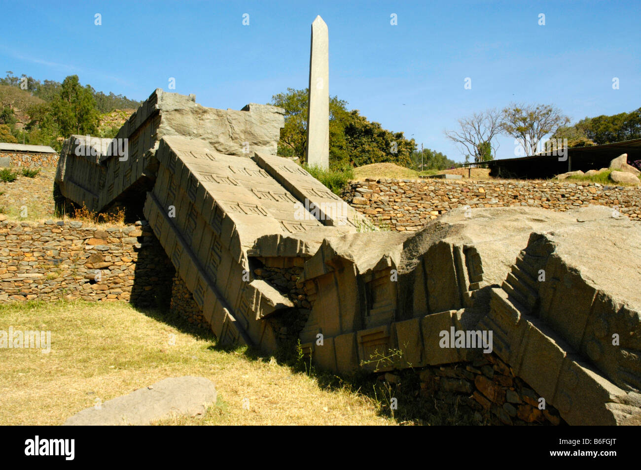 Toppeld e rotto stela numero 1 nel Parco di Stele di Axum, Etiopia, Africa Foto Stock