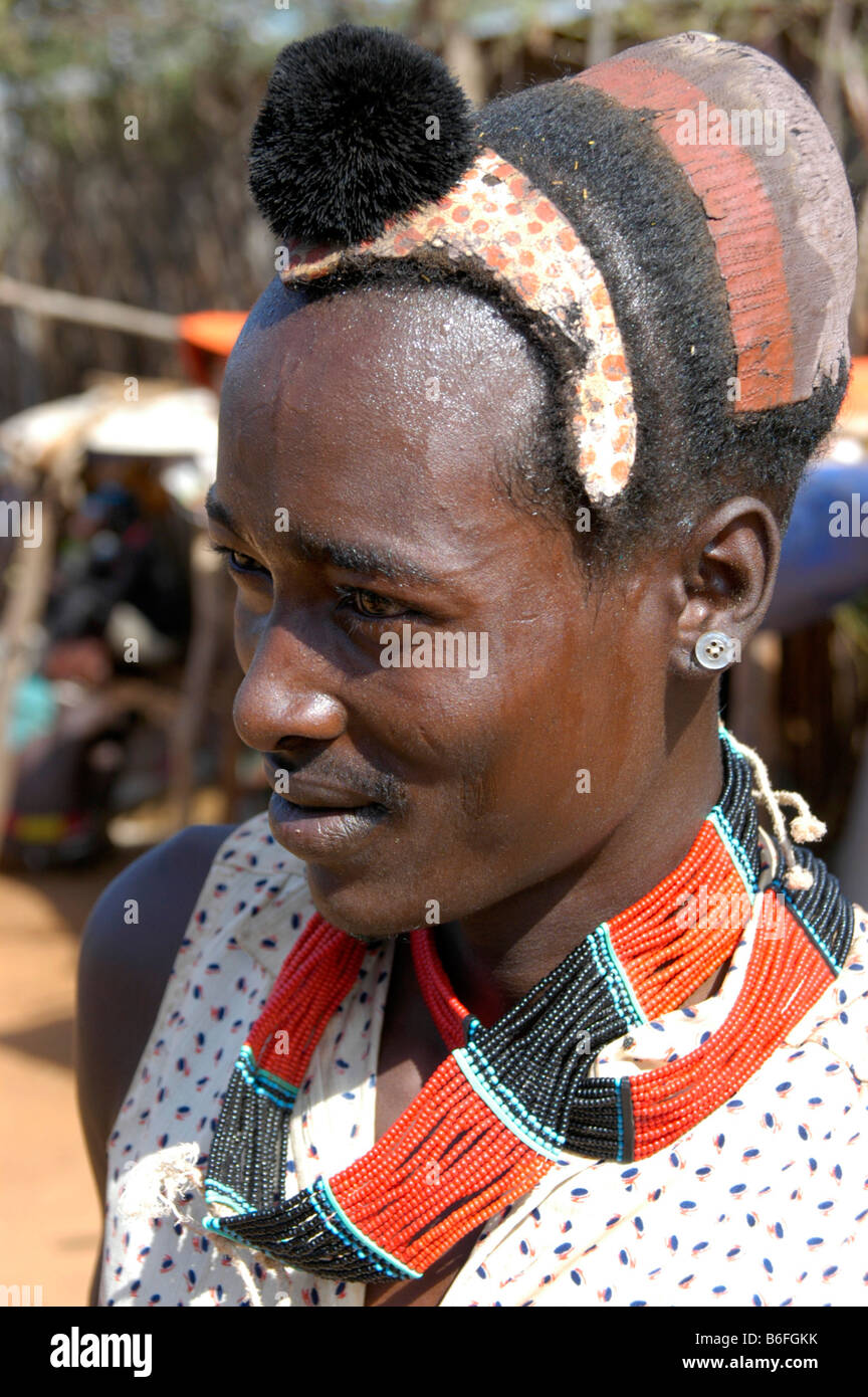 Uomo che indossa un tradizionale copricapo di argilla colorata e una collana,  ritratto, presso i mercati di Dimeka, Etiopia, Africa Foto stock - Alamy