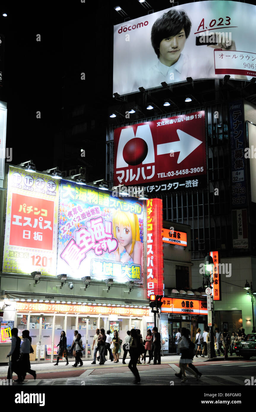 Pubblicità al neon su un giapponese street, Kyoto, Giappone Foto Stock