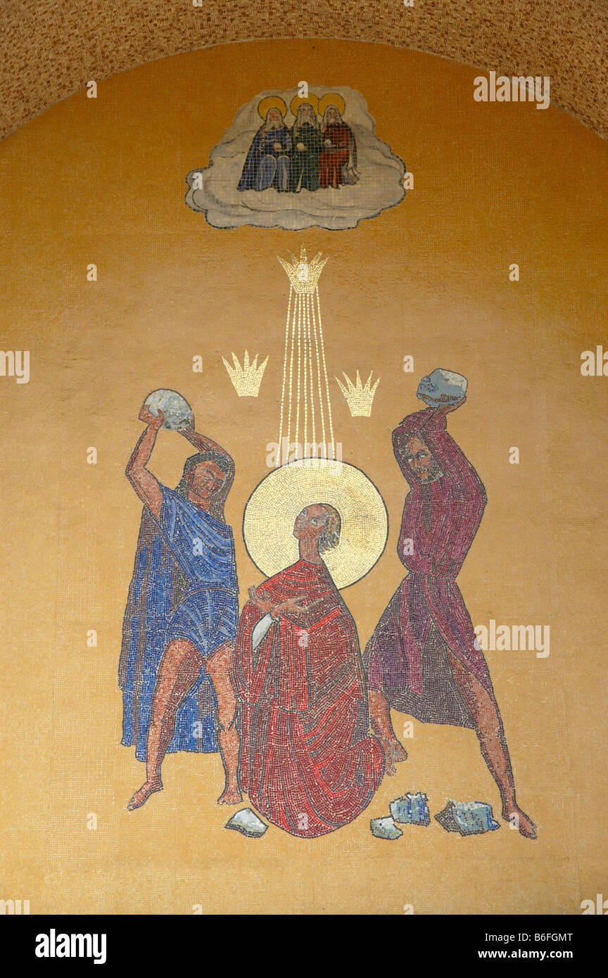 Il Murale della lapidazione di Santo Stefano, un mosaico sopra l'entrata di una chiesa ortodossa etiope Foto Stock