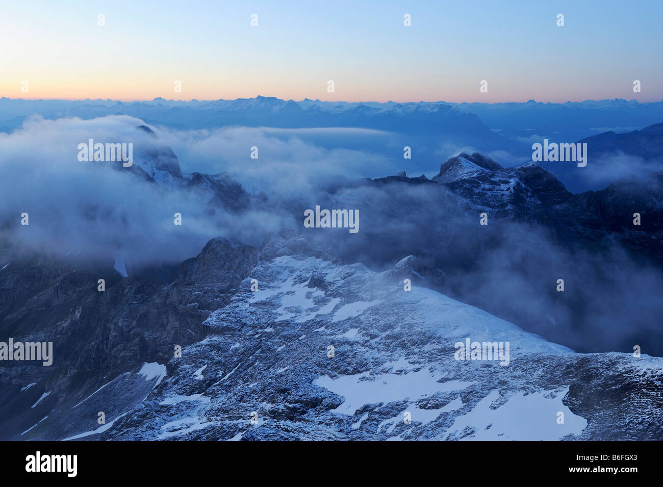 Lo spuntar del giorno al di sopra della gamma Alpstein visto dal Saentis, Appenzell, Svizzera, Europa Foto Stock