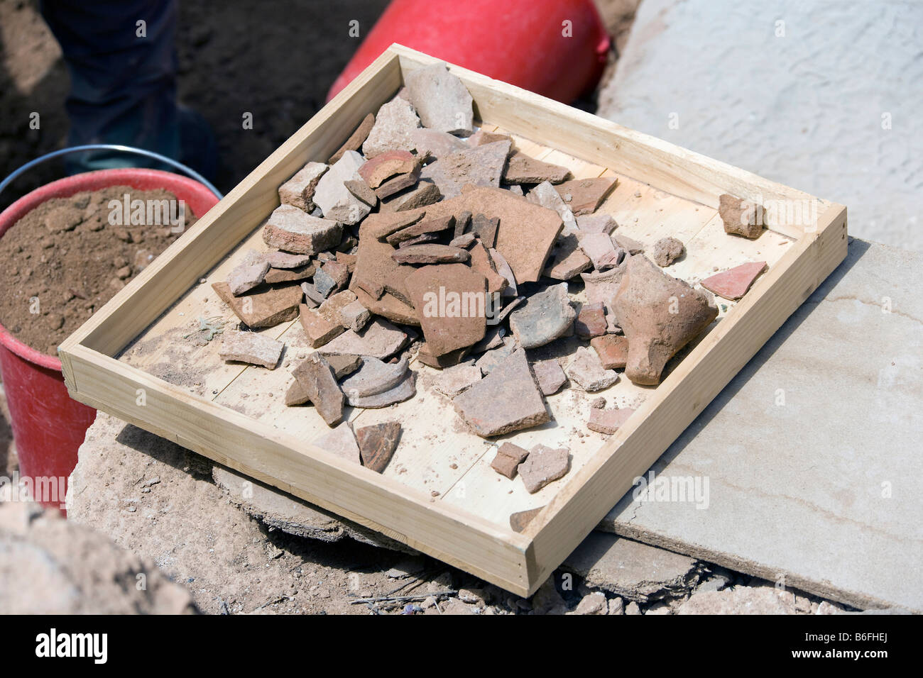 Cocci rotti raccolti a Paphos parco archeologico, Cipro del Sud, Europa Foto Stock