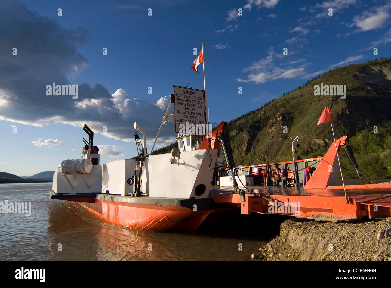 Pubbliche auto traghetto per attraversare il fiume di Yukon, Dawson City, Yukon Territory, Canada, America del Nord Foto Stock