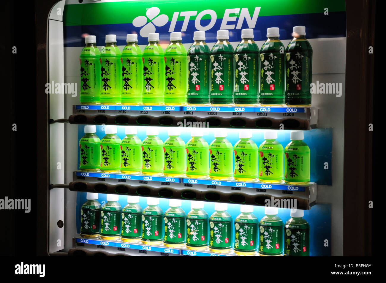 Giapponese macchina distributrice di vendita di tè verde soft drinks, Giappone Foto Stock