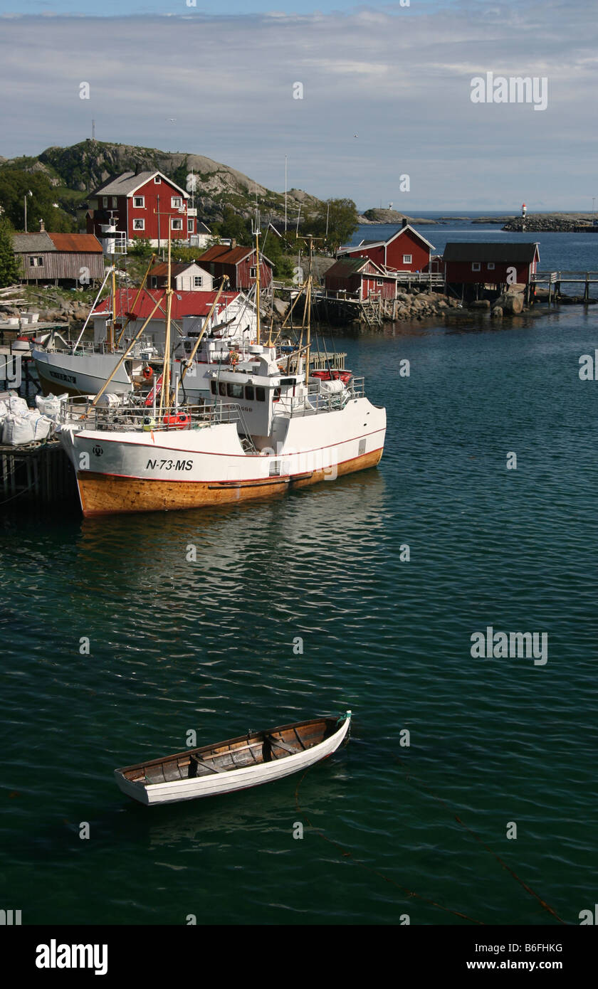 Barca da pesca e case di legno sull'arcipelago delle Lofoten, la Reine, Norvegia, Scandinavia, Europa Foto Stock