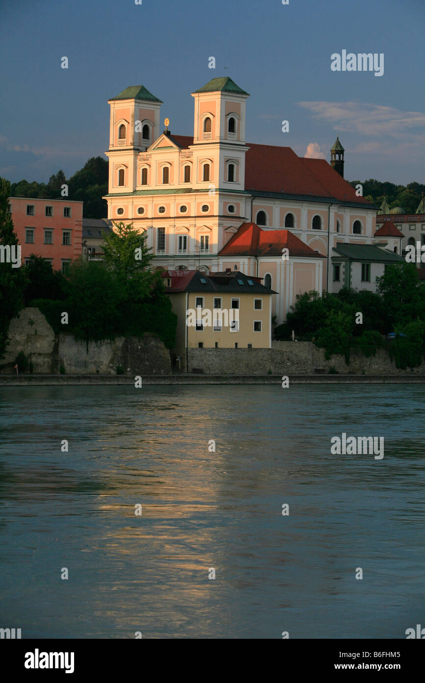 La chiesa gesuita di San Michele sulla banca del fiume Inn, Passau, Baviera, Germania, Europa Foto Stock