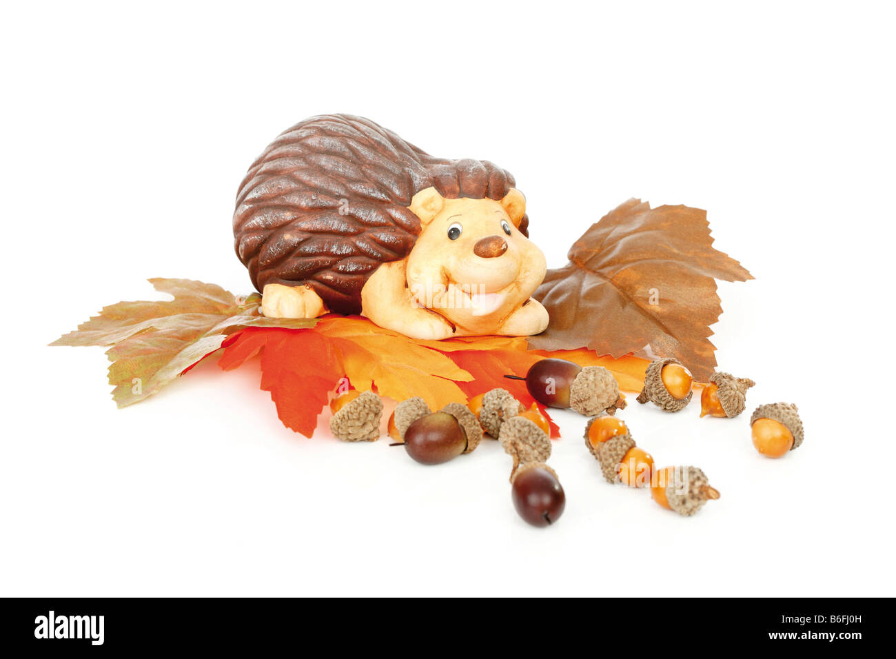 La figura di un riccio con foglie di autunno e ghiande Foto Stock