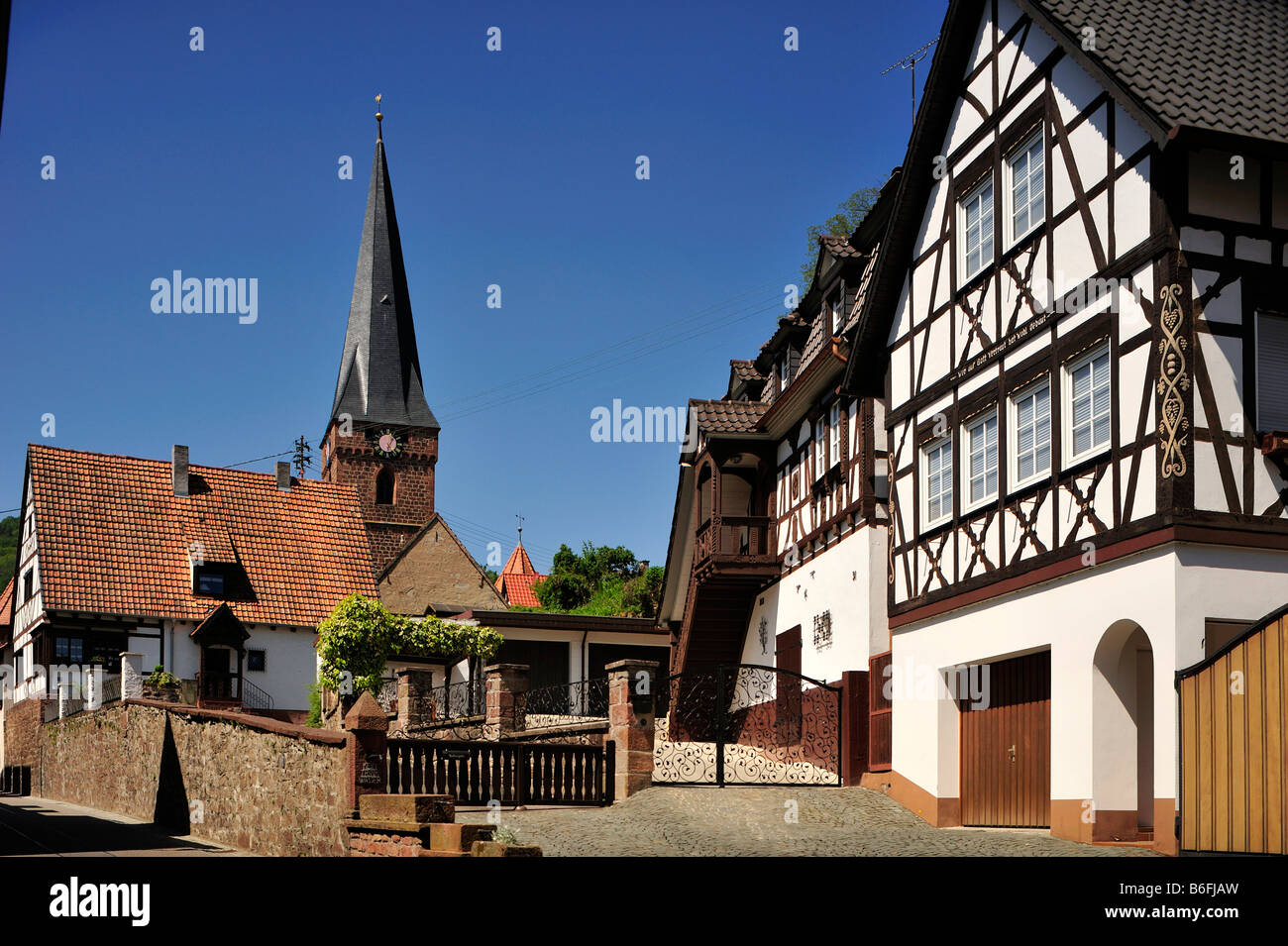 La metà degli edifici con travi di legno e il campanile di una chiesa, Doerrenbach, Naturpark Pfaelzerwald Natura Park, Renania-Palatinato, Germania, Europa Foto Stock