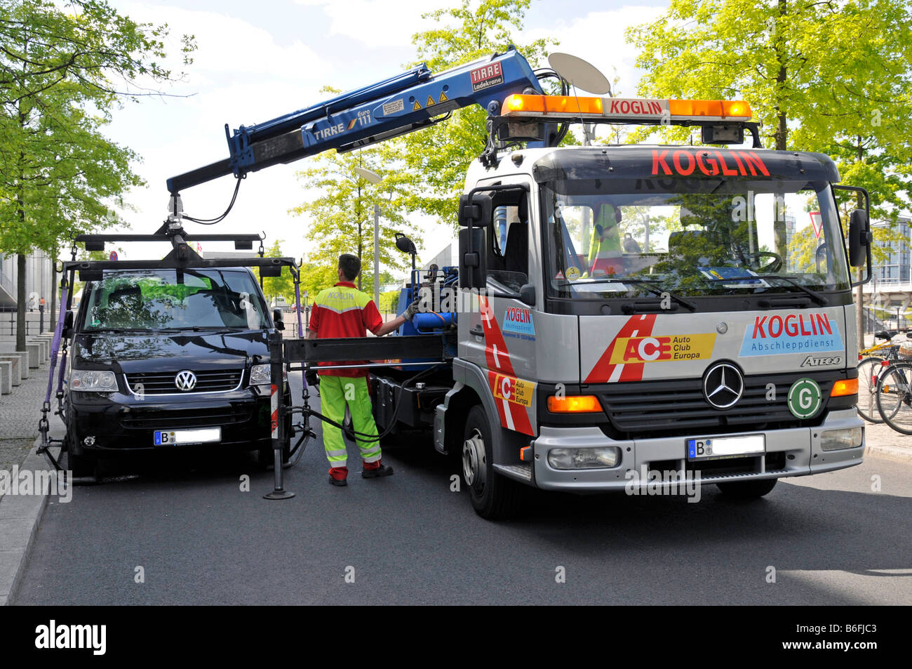 Un illegalmente auto parcheggiata viene trainato, Berlino, Germania, Europa Foto Stock