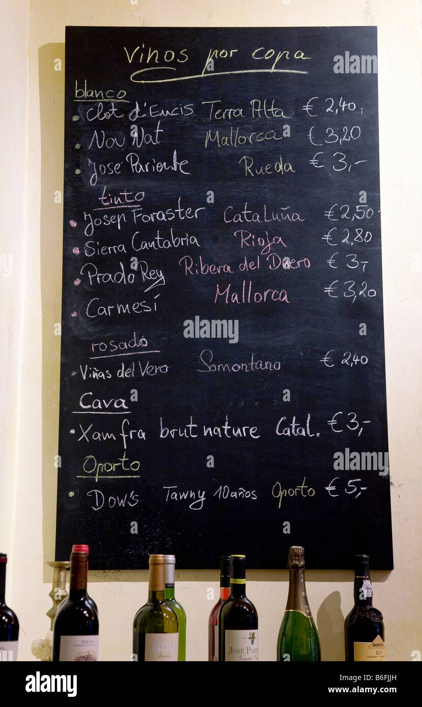 Wine bar 13%, wine card su una lavagna per vini aperti, Palma de Mallorca, Maiorca, isole Baleari, Spagna, Europa Foto Stock