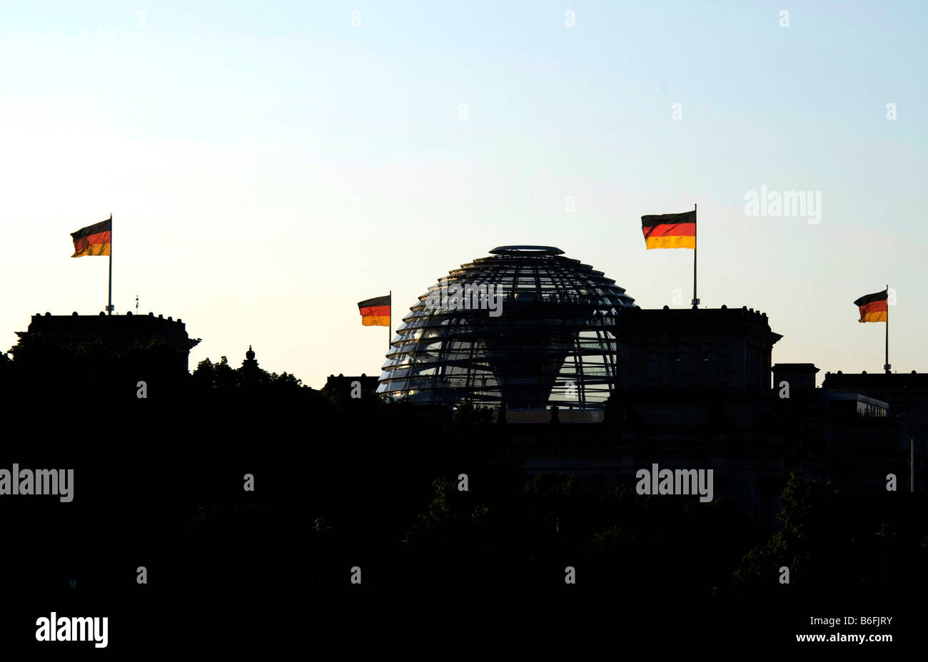 Edificio del Reichstag in silhouette con tedesco bandiere, Berlino, Germania, Europa Foto Stock