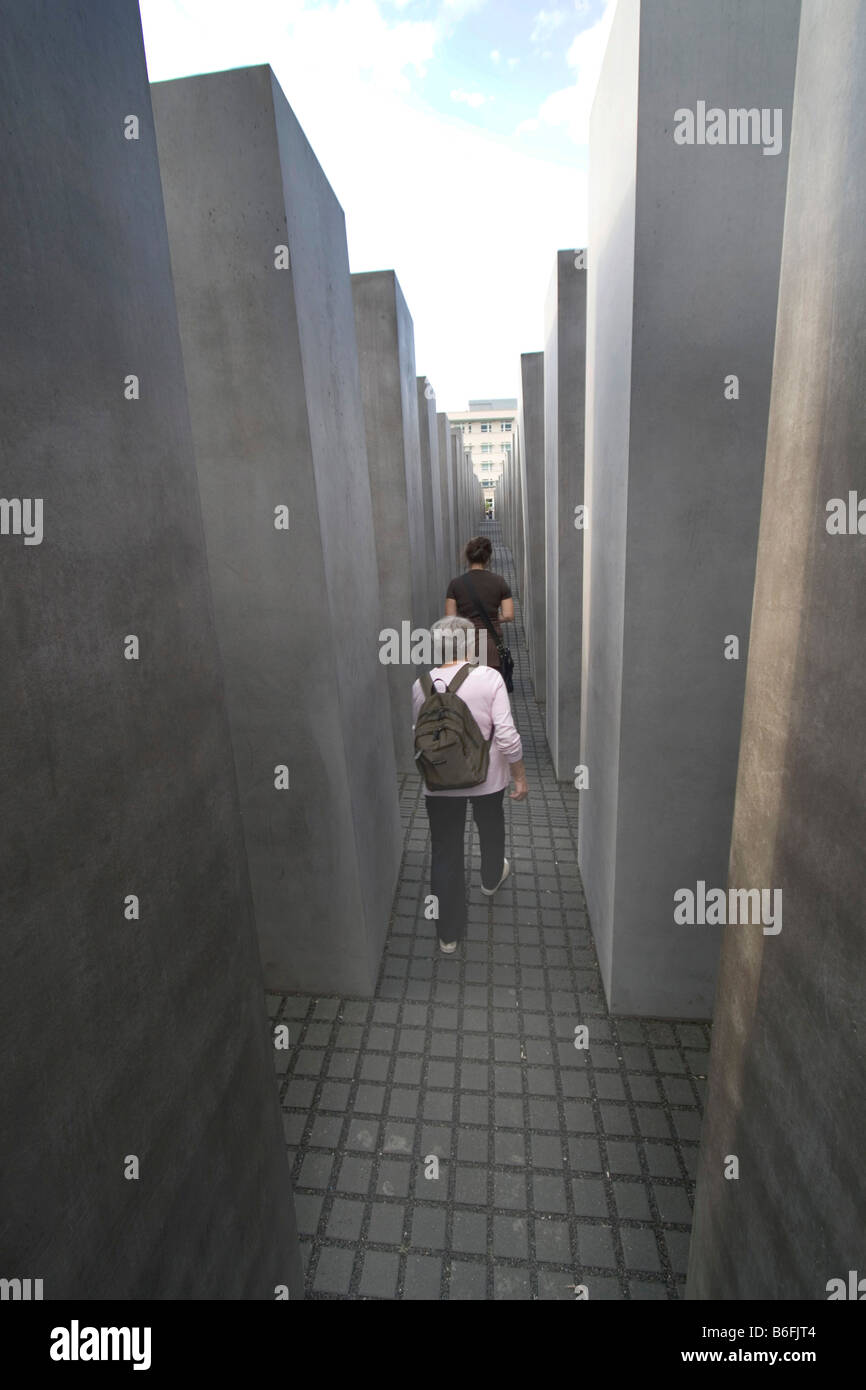 I visitatori nel Memoriale dell Olocausto, Memoriale al assassinato ebrei d'Europa, Berlino, Germania, Europa Foto Stock