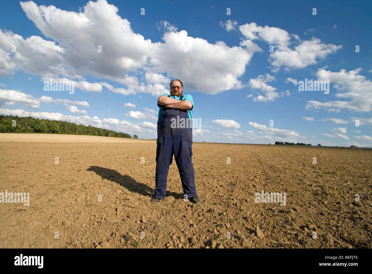 Agricoltore in piedi in un campo Foto Stock