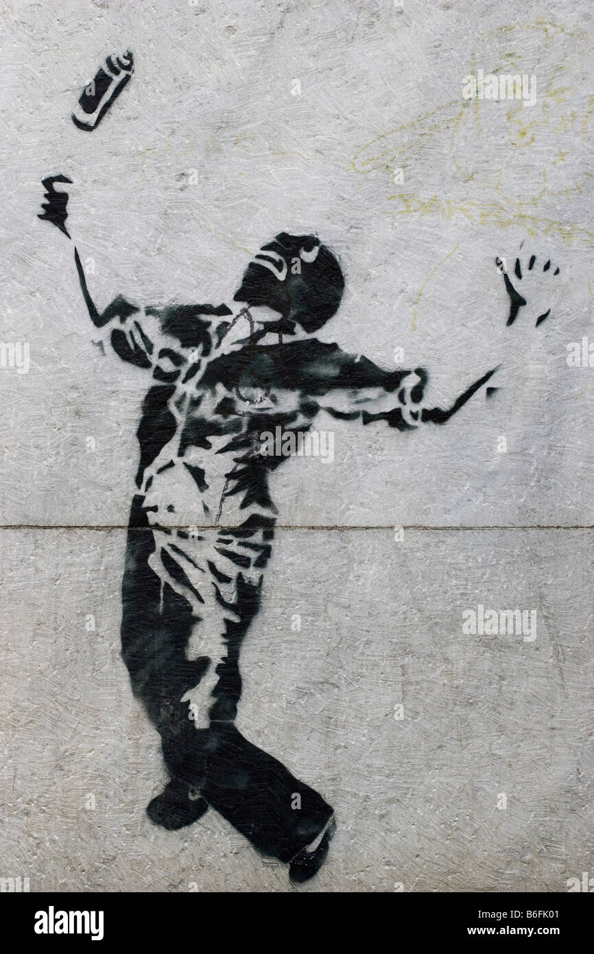 Graffiti, uno spruzzatore ad un muro di casa nel distretto Mitte di Berlino, Germania, Europa Foto Stock