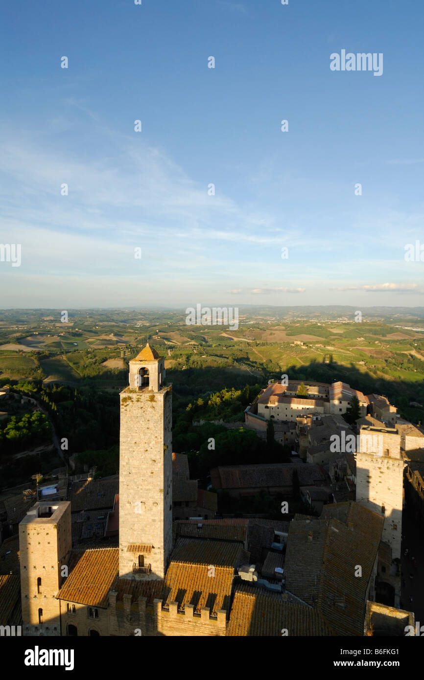 San Gimignano Toscana Italia vista attraverso il Palazzo Vecchio del Podestà e la Torre Rognosa verso la campagna circostante Foto Stock