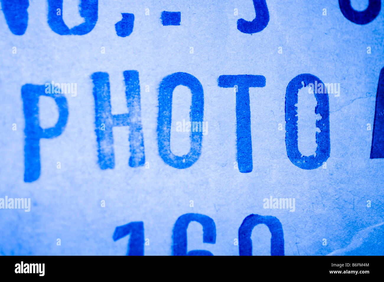 Iscrizione foto su una scatola di cartone in colore blu Foto Stock