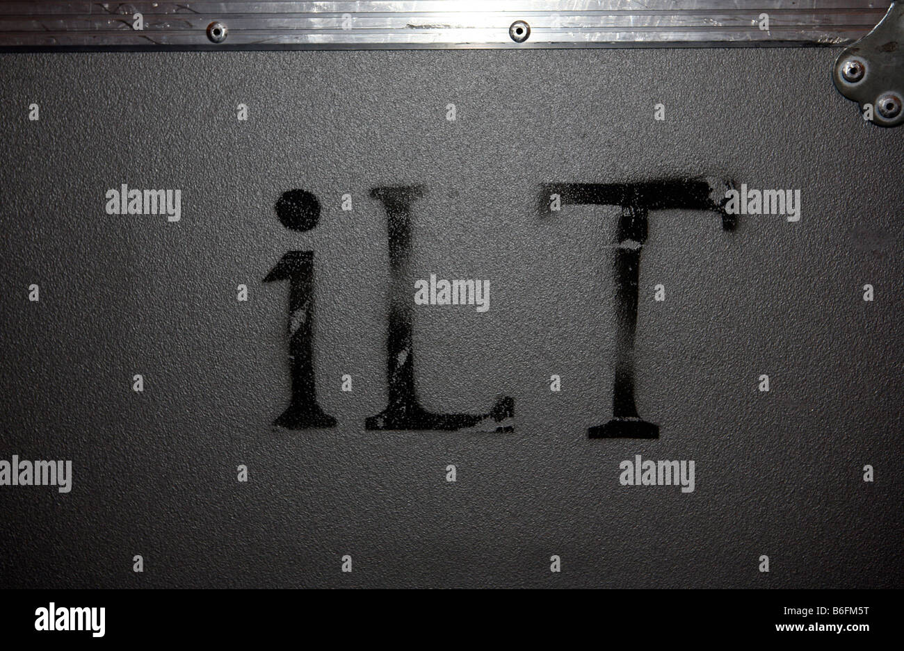 Una matita con la banda iLiKETRAiNS su una delle band di musicisti valigia Foto Stock