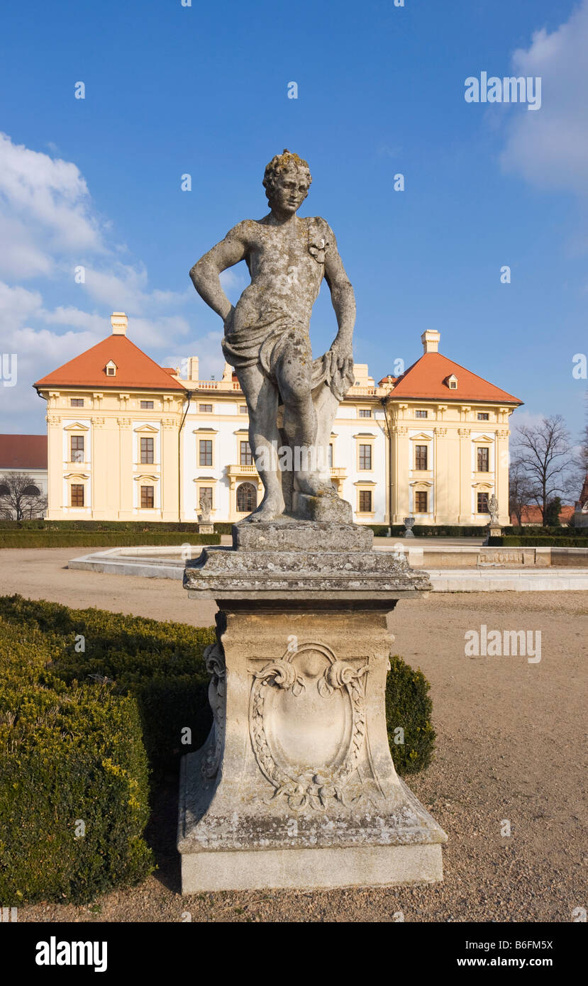 Statua e castello di Slavkov u Brna, nella parte tedesca di Austerlitz, Moravia del Sud, Repubblica Ceca, Europa Foto Stock