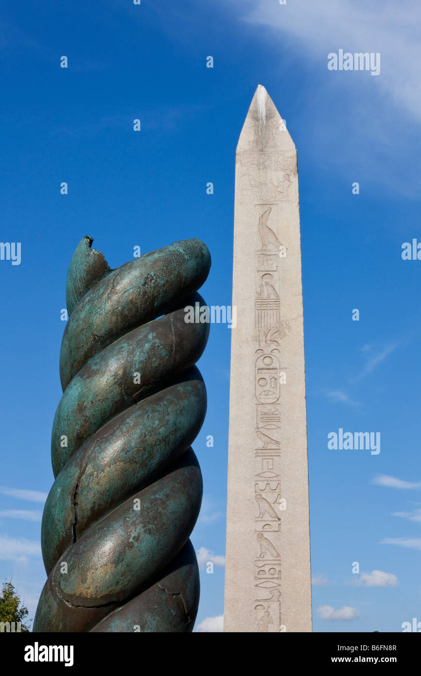 Colonna serpeggiante e obelisco di Teodosio, ippodromo, Istanbul, Turchia Foto Stock