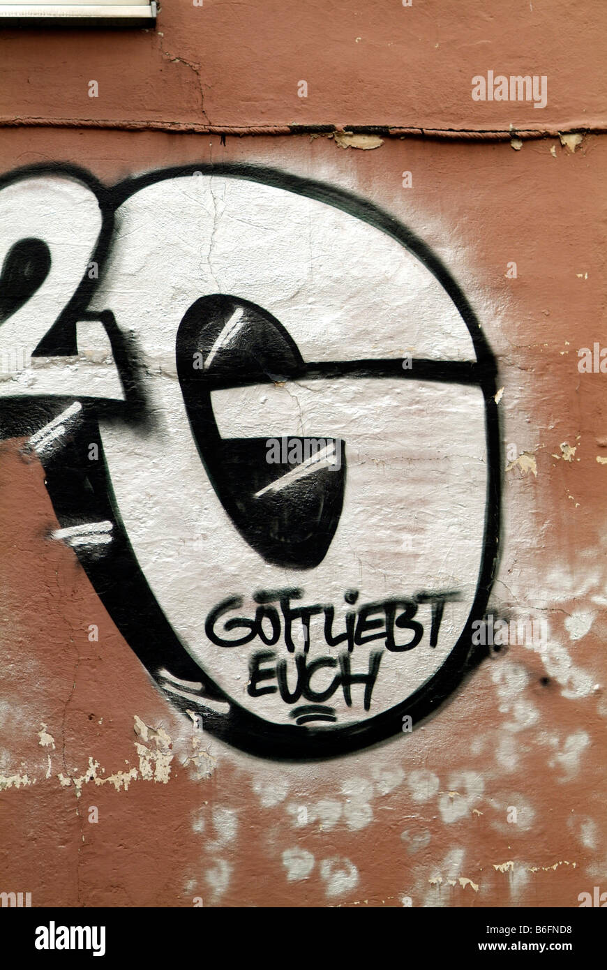 Graffiti su una parete con il messaggio, Gott liebt Euch, Dio vi ama Foto Stock