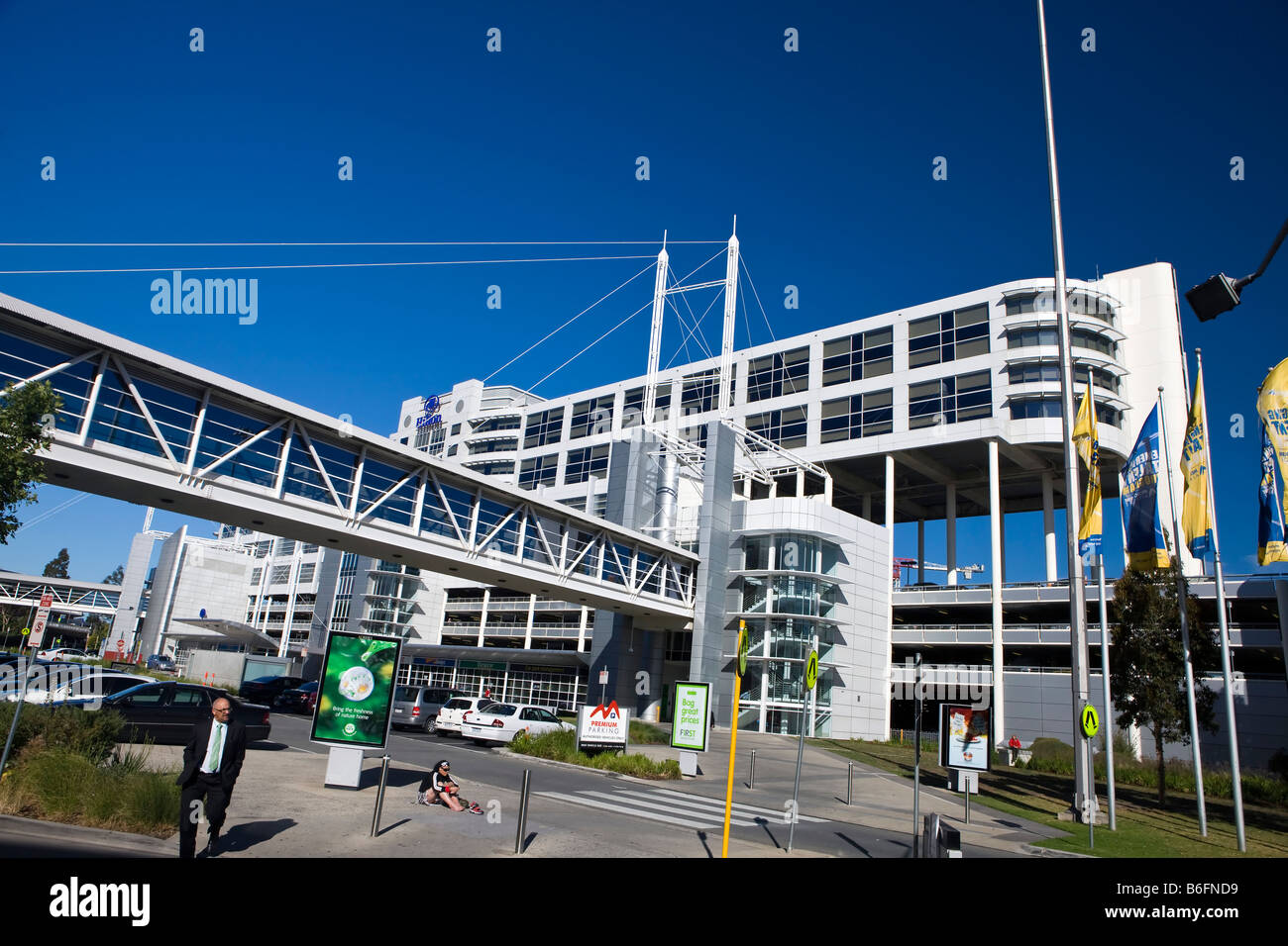 L'Hotel Hilton International Airport Hotel, attraversata dai terminali 1, 2, 3, Aeroporto Internazionale di Melbourne, Melbourne, Victoria, AU Foto Stock