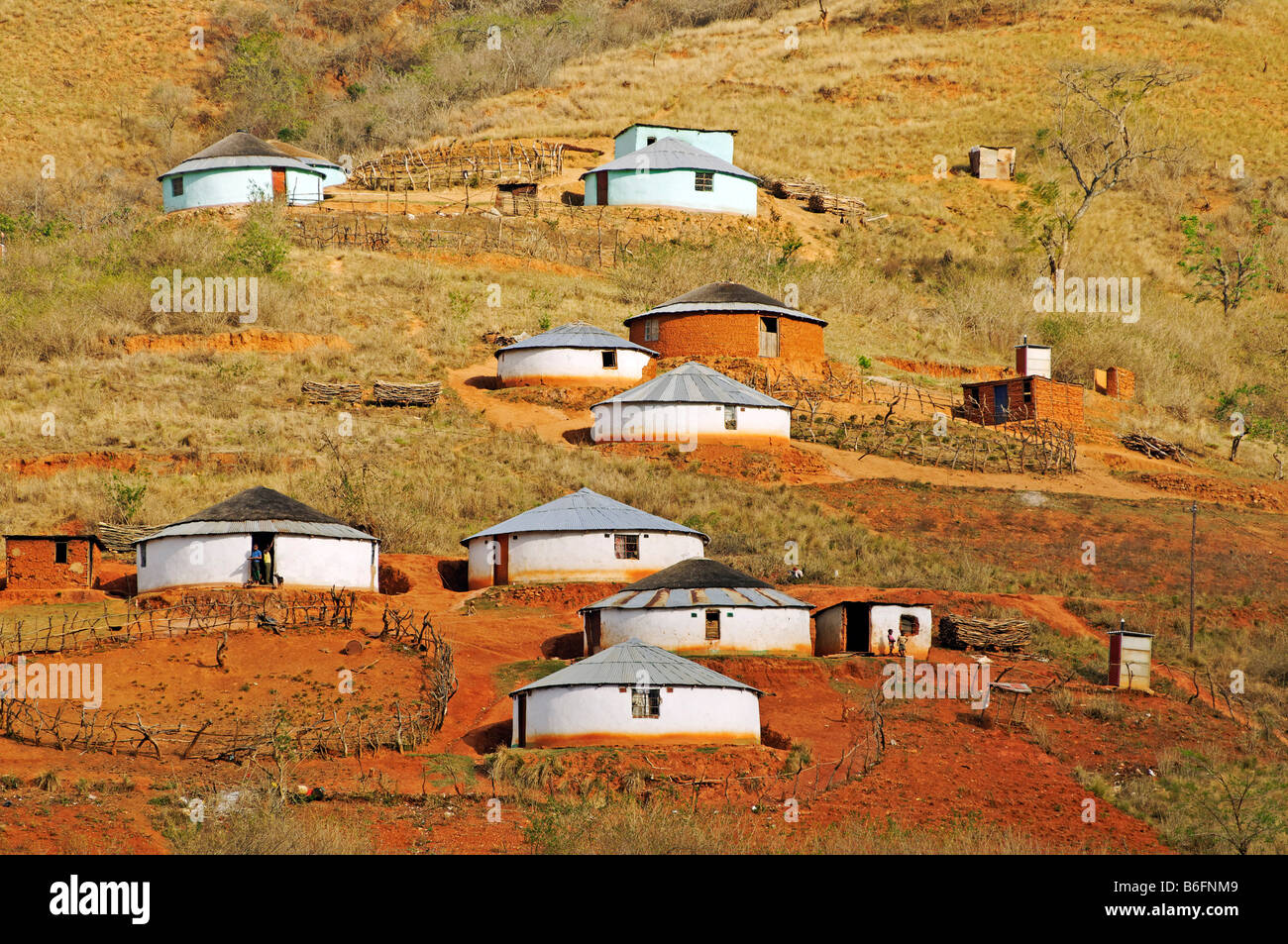 Tradizionali capanne rotonde o rondavels del popolo Zulu nella valle Lalani, Kwazulu-Natal, Sud Africa Foto Stock