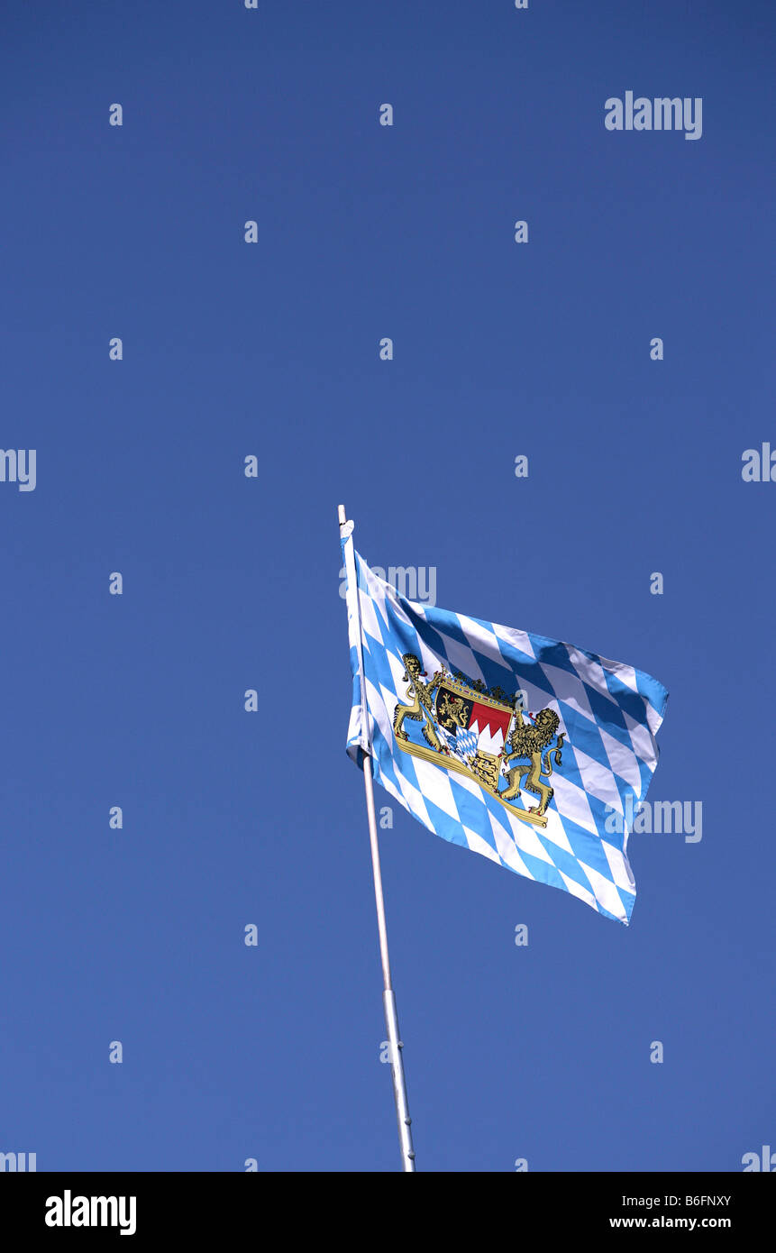 Stemma dello Stato libero di Baviera concernente un motivo a scacchi su un lusinghiero bandiera Foto Stock