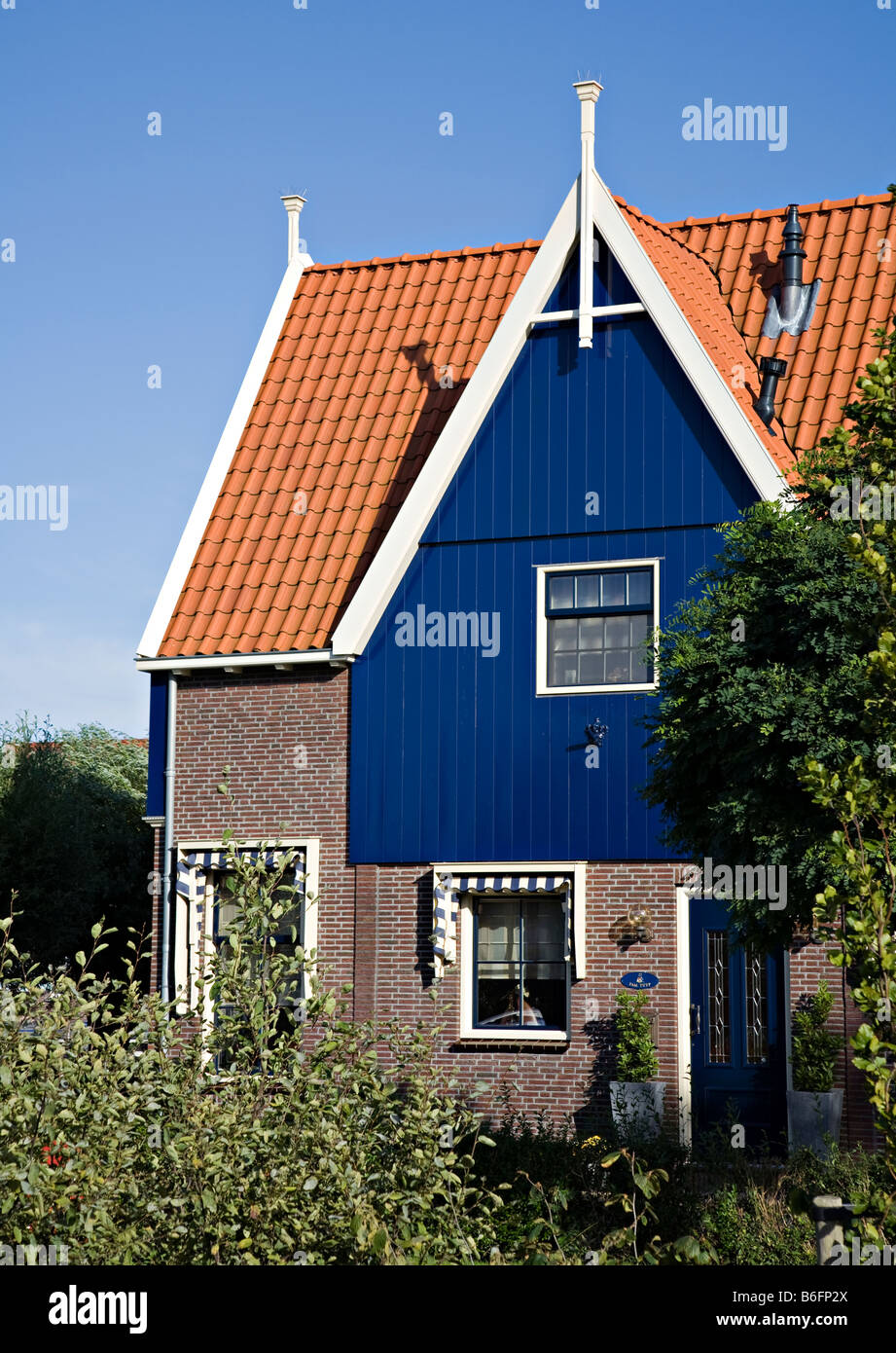 Moderna casa costruita in stile tradizionale con ripidi tetto spiovente Volendam Paesi Bassi Foto Stock
