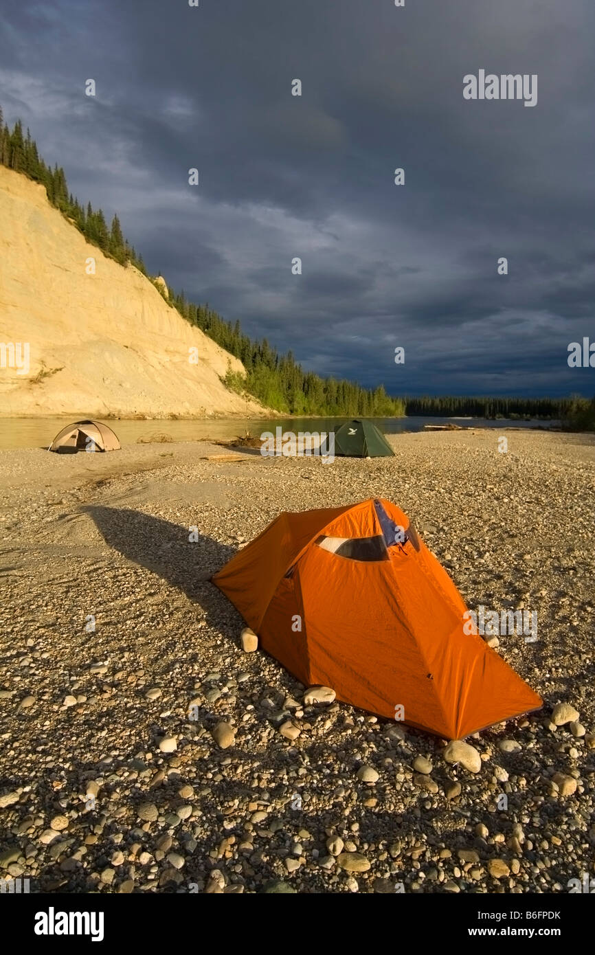 Tenda, camp sulla riva del fiume Liard, ghiaia bar, luce della sera, nuvole, British Columbia, Yukon Territory, CANADA, NORD Foto Stock