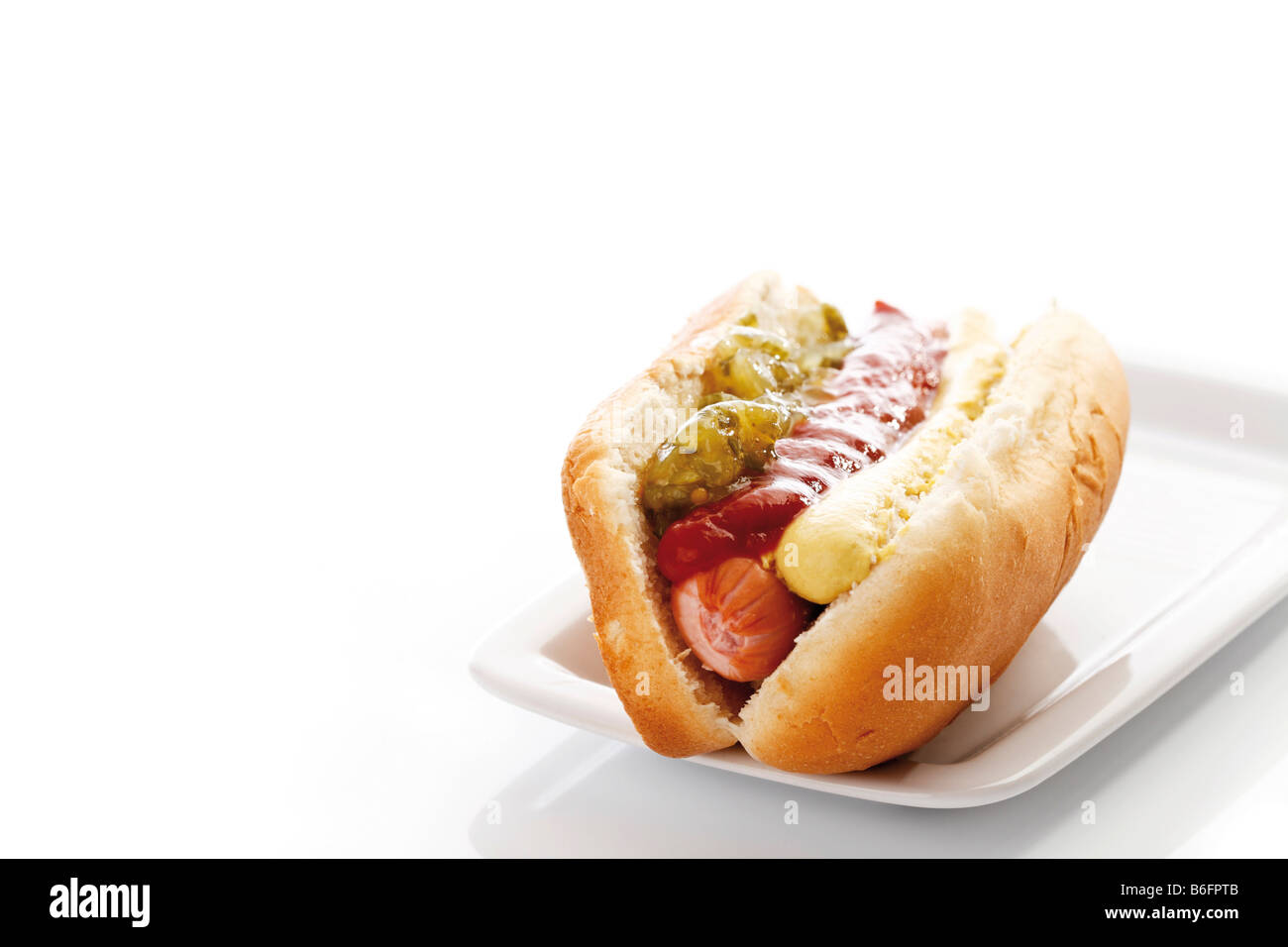 Hotdog, insaccato in un panino con mostarda, ketchup, assaporare Foto Stock