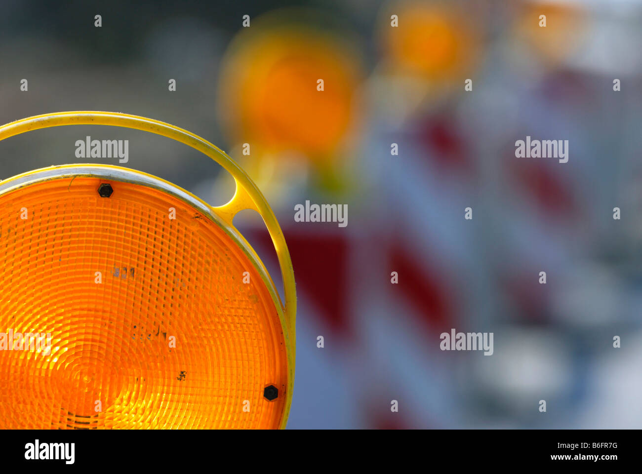 Barriera e le luci di avvertimento attorno a un sito di costruzione della zona di esclusione, Emmendingen, Baden-Wuerttemberg, Germania Foto Stock