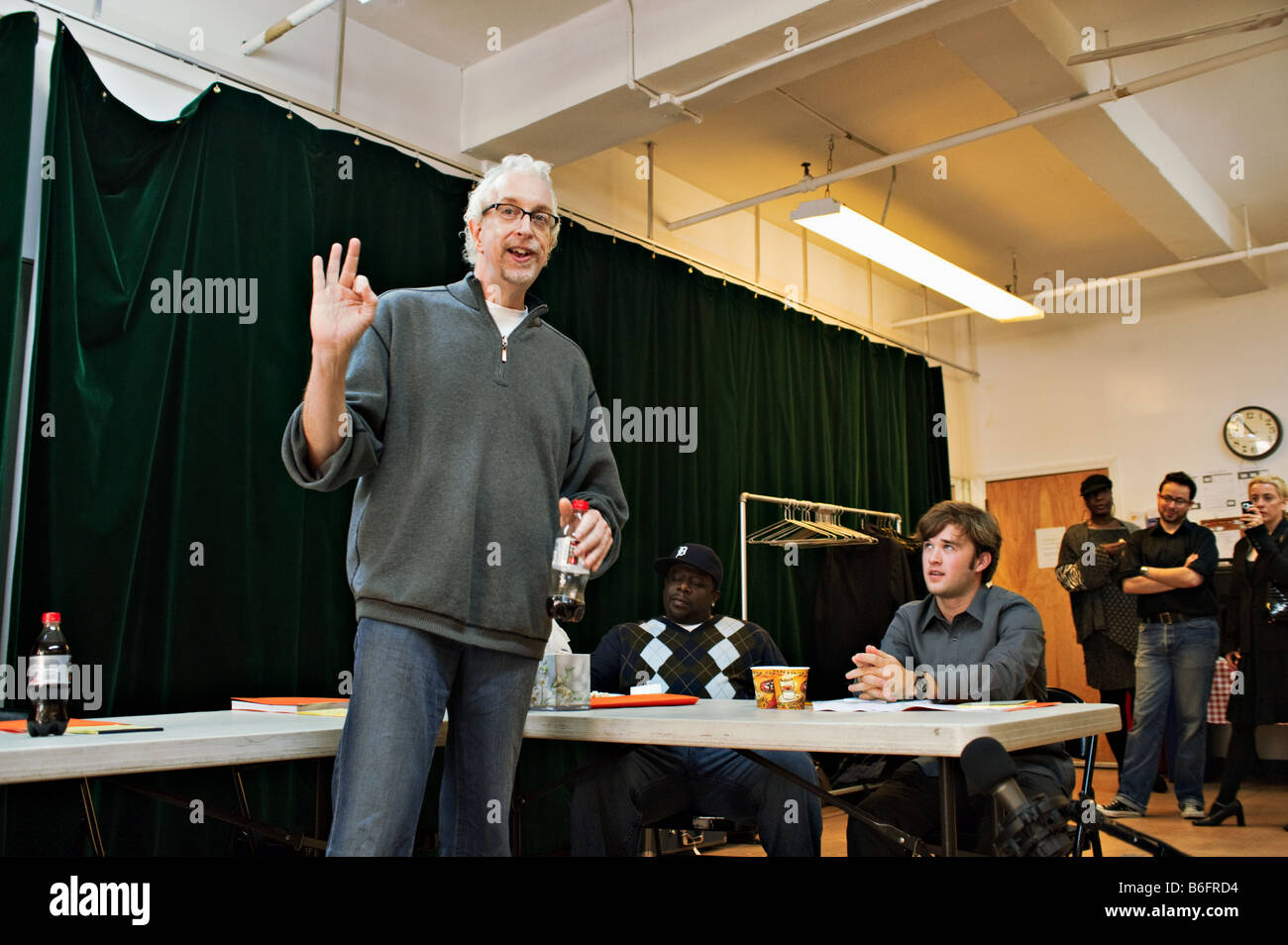 Robert Falls (L) direttore di Broadway revival di bufalo americano con stelle Cedric il presentatore (C) & Haley Joel Osment (R) Foto Stock