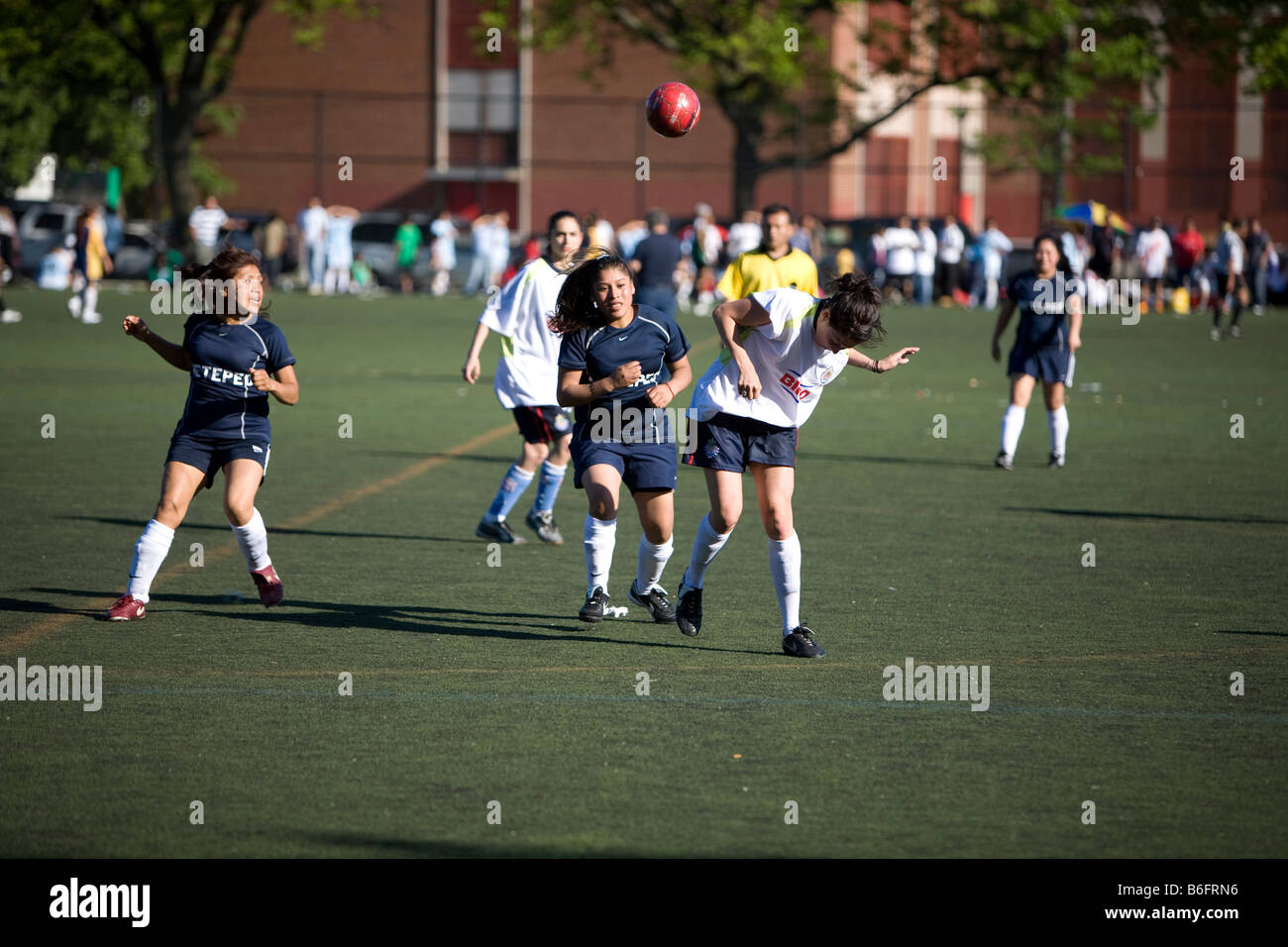 Calcio femminile giocatori provenienti da tutta l America Latina giocare su squadre di Brooklyn a New York presso la parata motivi in Prospect Park Foto Stock