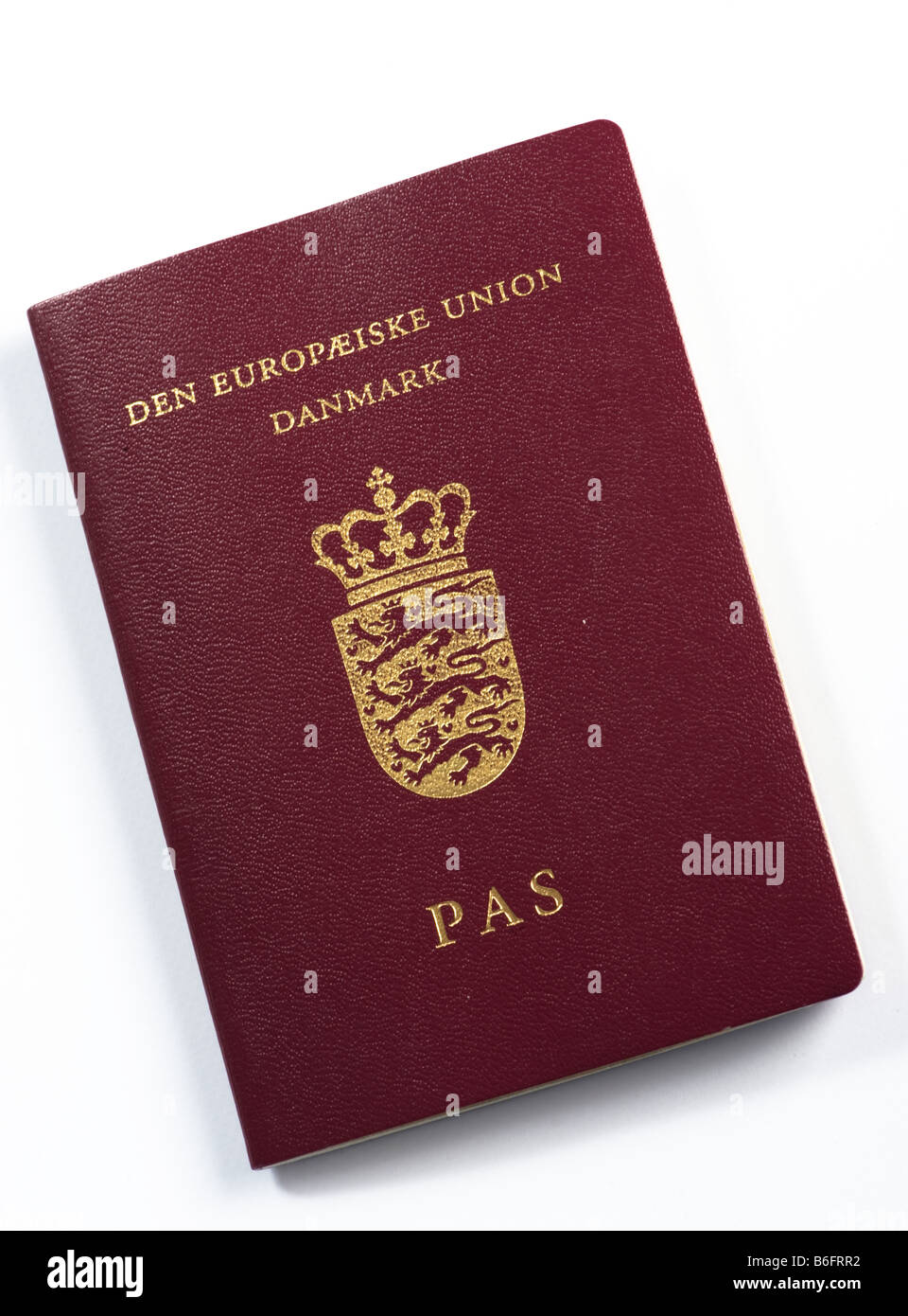 Il passaporto da Danimarca isolato su bianco Foto Stock