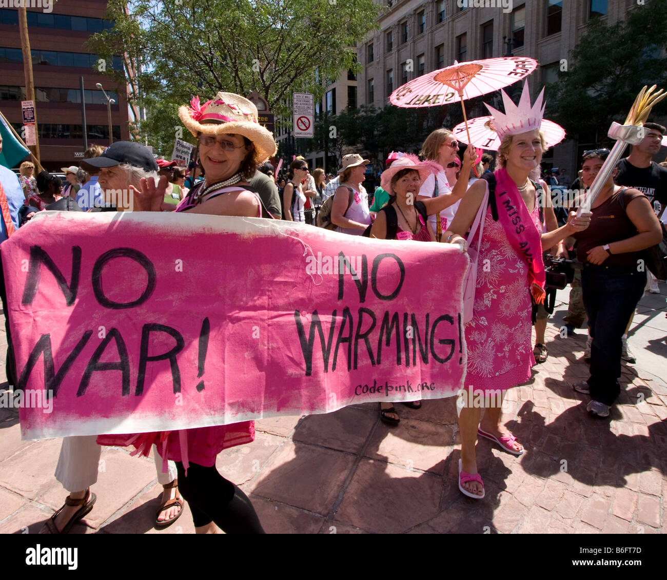 Codice manifestanti rosa sulla 16th Street Mall a Denver in Colorado protesta durante la Convenzione Nazionale Democratica Foto Stock