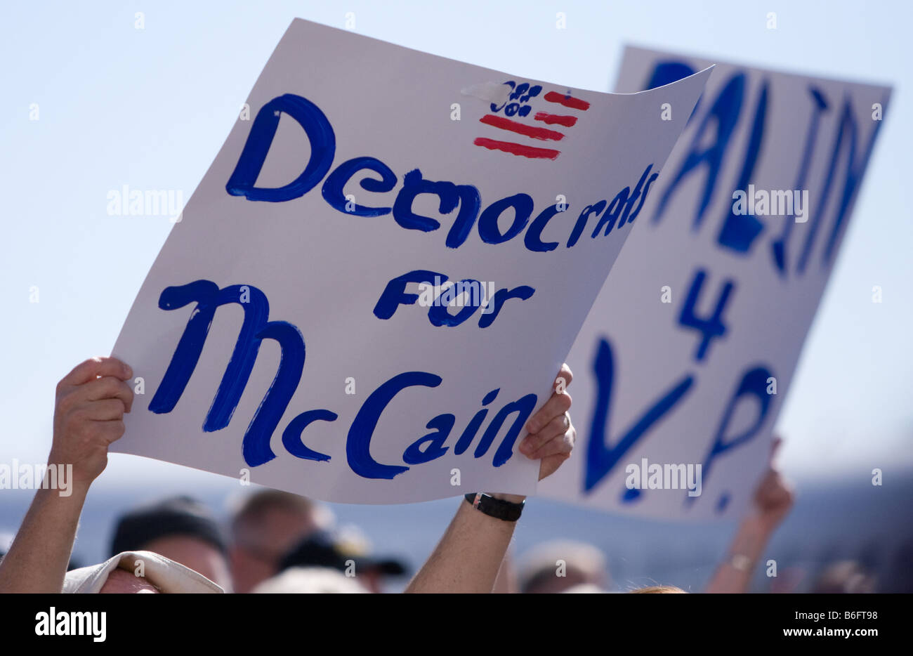 Democrats for McCain (Democratici per la McCain) ha firmato un sostenitore durante un raduno di McCain/Palin a Colorado Springs, Colorado USA Foto Stock