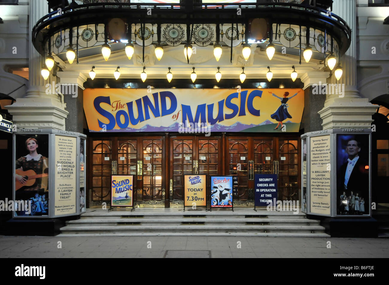 Spettacolo di musica con il cartello di produzione serata presso lo storico Palladium Theatre, porte d'ingresso principali in Argyll Street, Soho West End, Londra, Inghilterra, Regno Unito Foto Stock