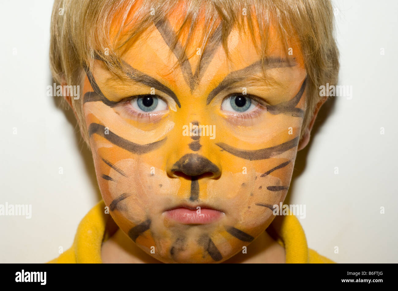 Giovani cinque anno vecchio ragazzo con la faccia dipinta con pitture facciali Foto Stock